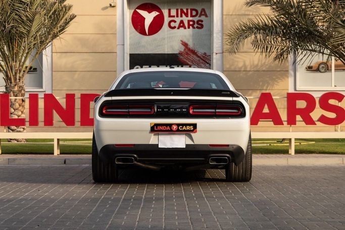 Подержанный Dodge Challenger R_T III Рестайлинг 2, 6.4 л, 2018 в Дубае от Linda Cars Белый цвет. Канадская | AUTO.AE
