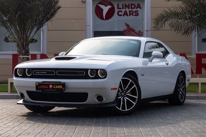 Подержанный Dodge Challenger R_T III Рестайлинг 2, 5.7 л, 2023 в Дубае от Linda Cars Белый цвет. Other | AUTO.AE