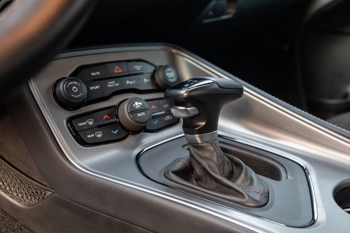 Подержанный Dodge Challenger R_T III Рестайлинг 2, 5.7 л, 2023 в Дубае от Linda Cars Белый цвет. Other | AUTO.AE