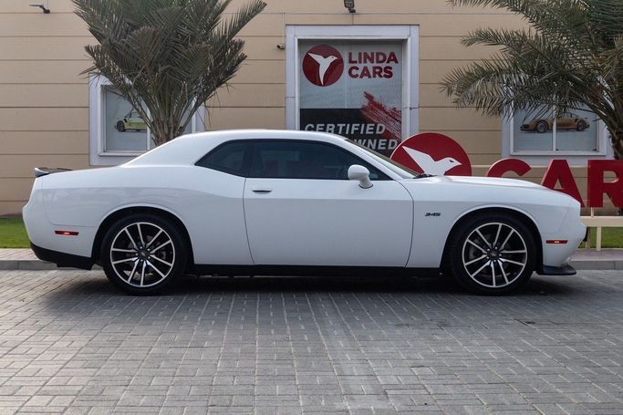 Подержанный Dodge Challenger R_T III Рестайлинг 2, 5.7 л, 2023 в Дубае от Linda Cars Белый цвет. Other | AUTO.AE