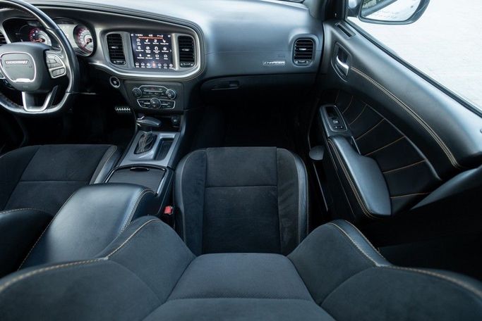 Подержанный Dodge Challenger III Рестайлинг 2, 3.6 л, 2022 в Дубае от Linda Cars Серебристый цвет. GCC | AUTO.AE
