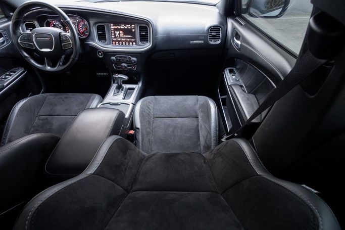 Подержанный Dodge Challenger III Рестайлинг 2, 3.6 л, 2021 в Дубае от Linda Cars Серебристый цвет. GCC | AUTO.AE