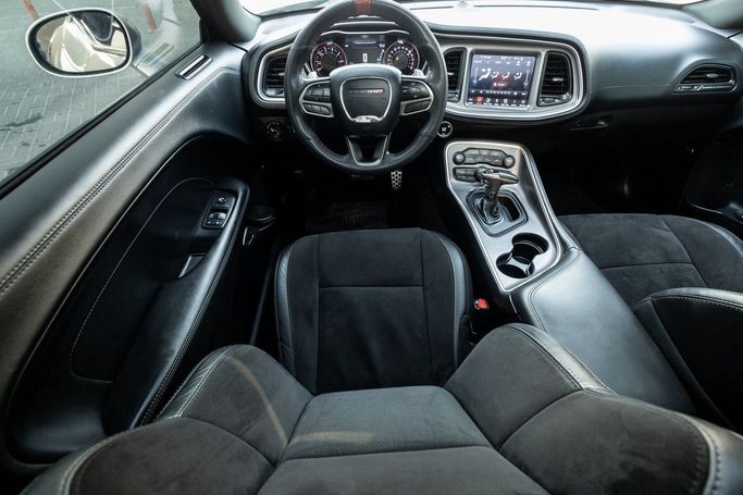 Подержанный Dodge Challenger III Рестайлинг 2, 3.6 л, 2020 в Дубае от Linda Cars Серебристый цвет. GCC | AUTO.AE
