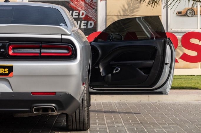 Подержанный Dodge Challenger III Рестайлинг 2, 3.6 л, 2020 в Дубае от Linda Cars Серебристый цвет. GCC | AUTO.AE