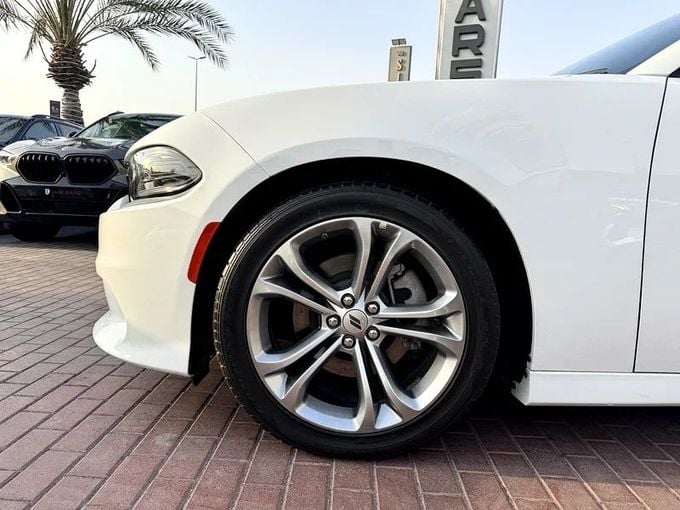 Подержанный Dodge Charger VII (LD) Рестайлинг, 3.6 л, 2022 в Дубае от Nice Cars Motos Белый цвет. GCC | AUTO.AE