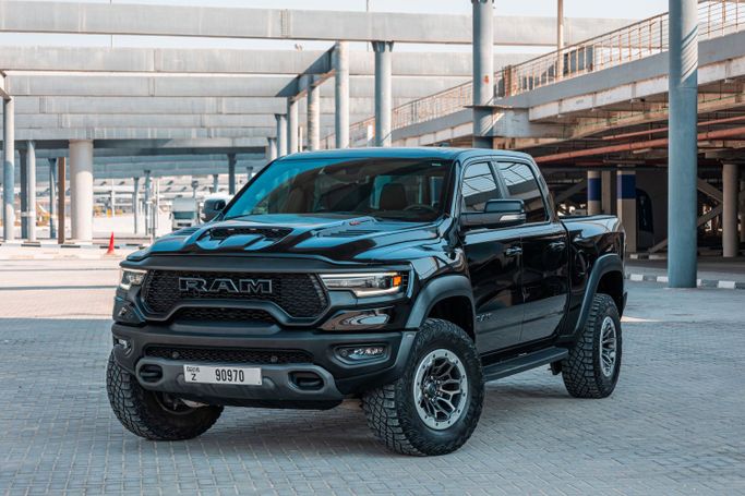 Dodge RAM IV (DS/DJ), 2022 رياضي بيك أب بكابينة مزدوجة crew cab للإيجار في في دبي من POF RENTAL، اللون أسود | AUTO.AE