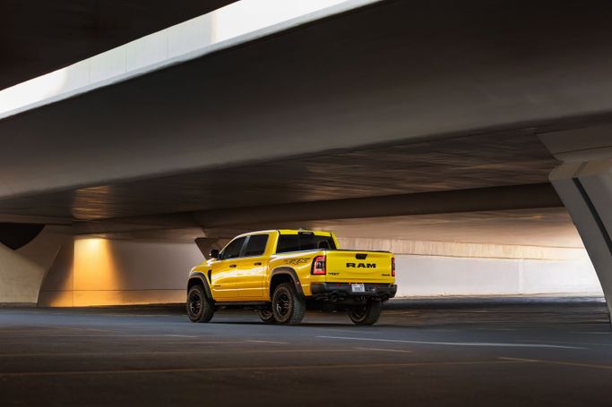 Dodge RAM IV (DS/DJ), 2023 пикап двойная кабина crew cab спорт класса в Дубае от AVA car rental золотистый цвет | AUTO.AE