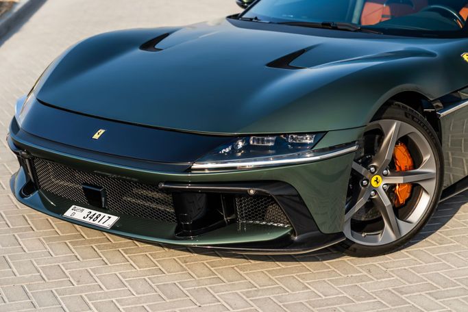 Ferrari 12Cilindri, 2025 купе спорт класса в Дубае от POF RENTAL зеленый цвет | AUTO.AE