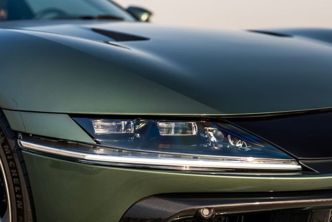 Ferrari 12Cilindri, 2025 купе спорт класса в Дубае от POF RENTAL зеленый цвет | AUTO.AE