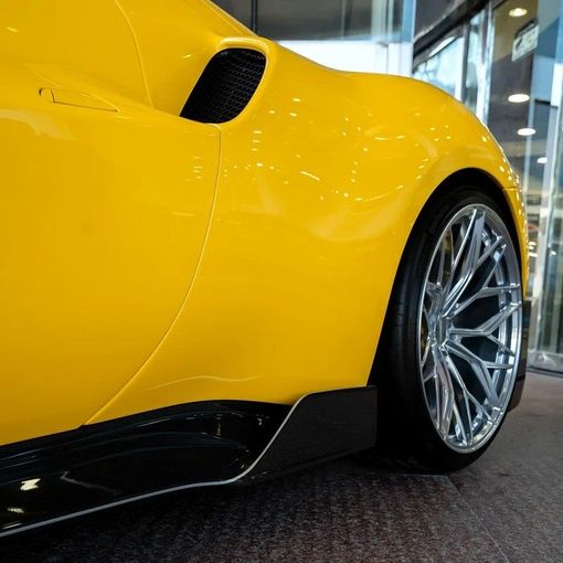 Подержанный Ferrari 296 GTS, 3.0 л, 2024 в Дубае от Q Motors Желтый цвет. Европейская | AUTO.AE