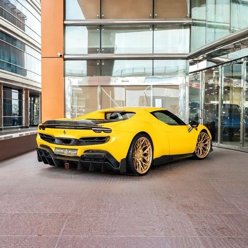 Подержанный Ferrari 296 GTB, 3.0 л, 2023 в Дубае от Q Motors Желтый цвет. Европейская | AUTO.AE