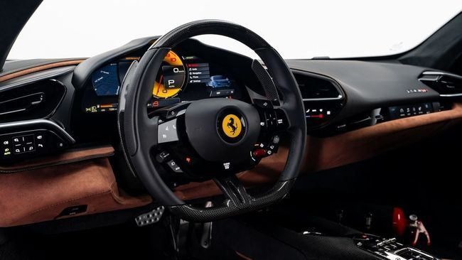 Подержанный Ferrari 296 GTB, 3.0 л, 2023 в Дубае от Al Ain Class Motors Серебристый цвет. GCC | AUTO.AE