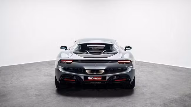 Подержанный Ferrari 296 GTB, 3.0 л, 2023 в Дубае от Al Ain Class Motors Серебристый цвет. GCC | AUTO.AE