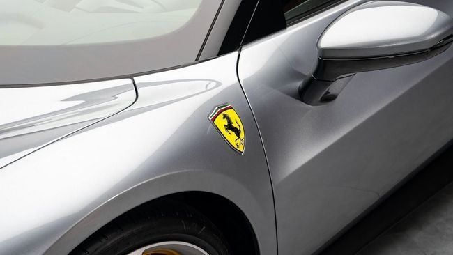 Подержанный Ferrari 296 GTB, 3.0 л, 2023 в Дубае от Al Ain Class Motors Серебристый цвет. GCC | AUTO.AE