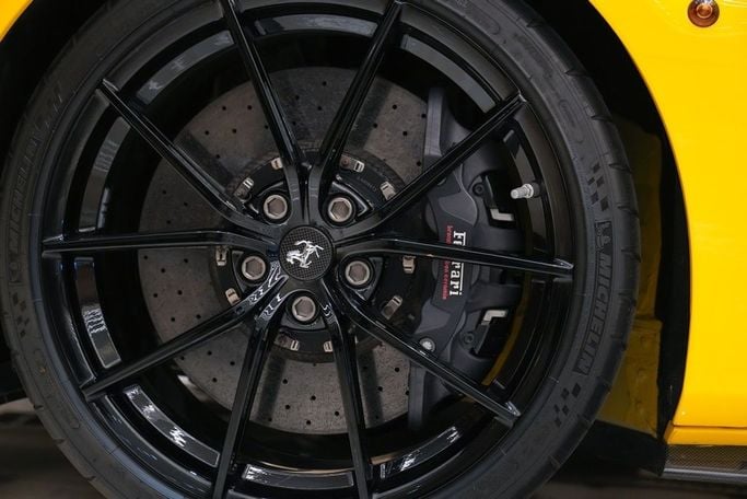 Подержанный Ferrari 488 Pista, 3.9 л, 2020 в Дубае от ALO CARS USED CARS LLC Желтый цвет. GCC | AUTO.AE