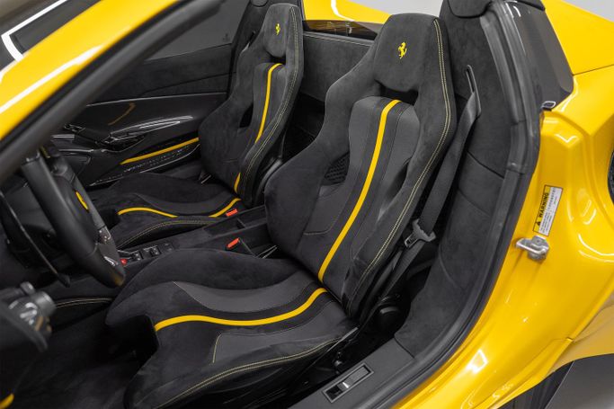 Подержанный Ferrari 488 Pista Spider, 3.9 л, 2019 в Дубае от PUPIL OF FATE MOTORS Желтый цвет. Европейская | AUTO.AE