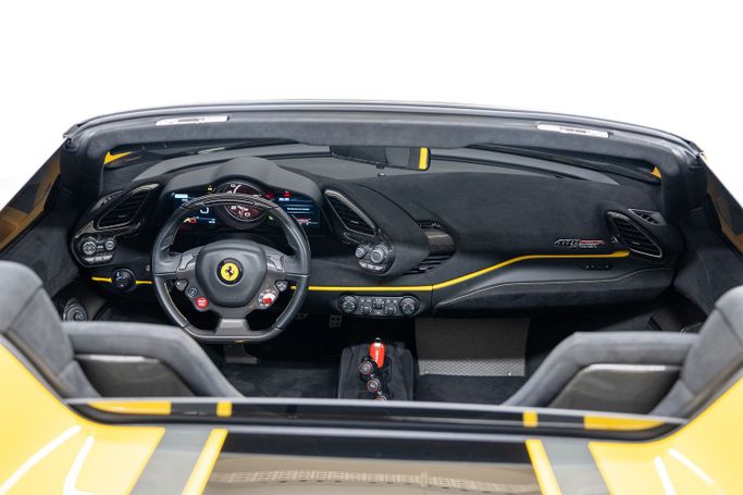 Подержанный Ferrari 488 Pista Spider, 3.9 л, 2019 в Дубае от PUPIL OF FATE MOTORS Желтый цвет. Европейская | AUTO.AE