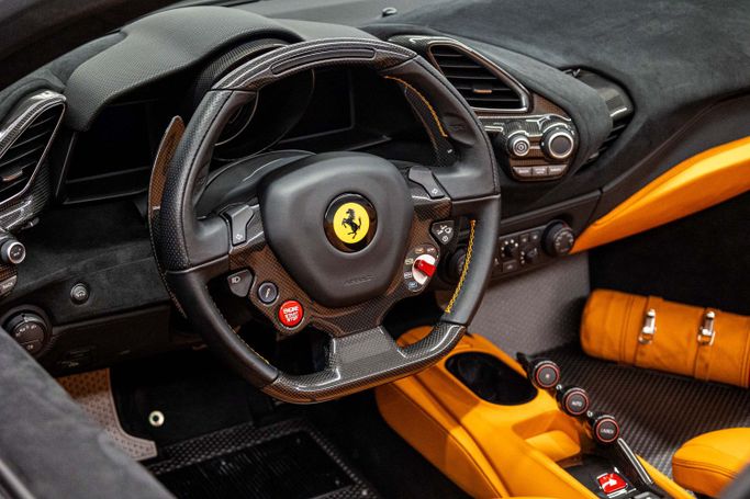 Подержанный Ferrari 488 Pista Spider, 3.9 л, 2020 в Дубае от PUPIL OF FATE MOTORS Черный цвет. GCC | AUTO.AE