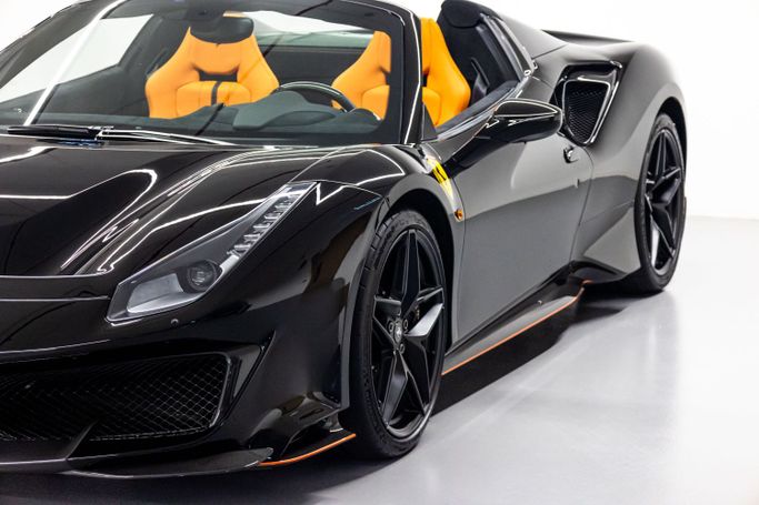Подержанный Ferrari 488 Pista Spider, 3.9 л, 2020 в Дубае от PUPIL OF FATE MOTORS Черный цвет. GCC | AUTO.AE
