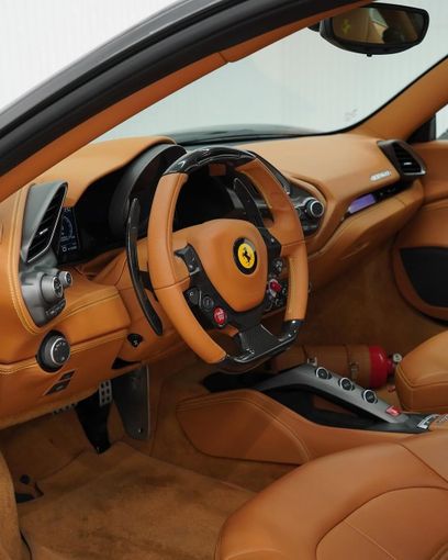 Подержанный Ferrari 488 GTB, 3.9 л, 2018 в Дубае от GCC Super Motors Серый цвет. GCC | AUTO.AE