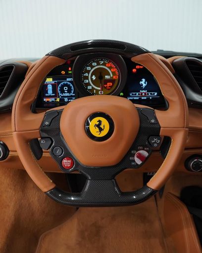 Подержанный Ferrari 488 GTB, 3.9 л, 2018 в Дубае от GCC Super Motors Серый цвет. GCC | AUTO.AE