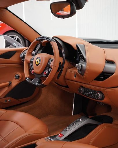 Подержанный Ferrari 488 GTB, 3.9 л, 2018 в Дубае от GCC Super Motors Серый цвет. GCC | AUTO.AE