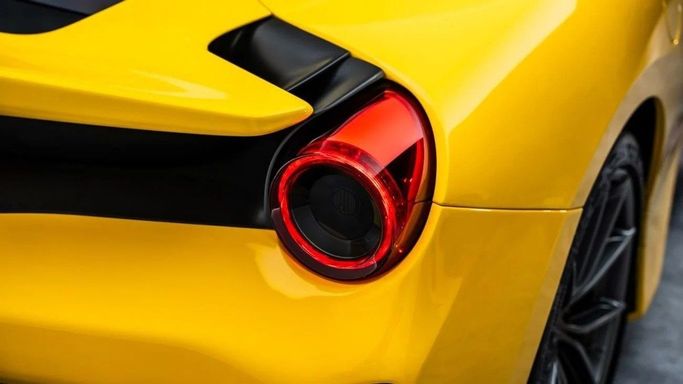 Подержанный Ferrari 488 Pista, 3.9 л, 2019 в Дубае от Al Ain Class Motors Желтый цвет. GCC | AUTO.AE
