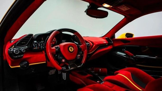 Подержанный Ferrari 488 Pista, 3.9 л, 2019 в Дубае от Al Ain Class Motors Желтый цвет. GCC | AUTO.AE
