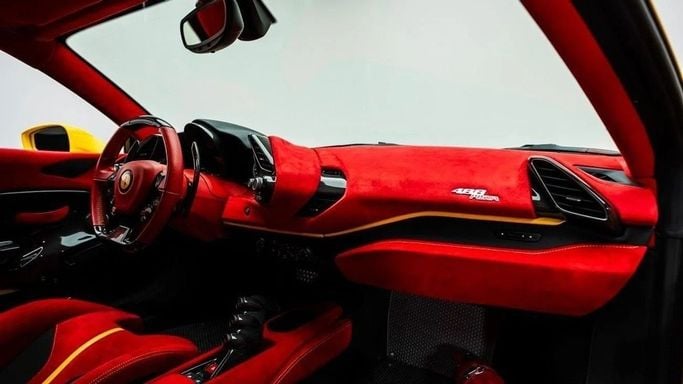 Подержанный Ferrari 488 Pista, 3.9 л, 2019 в Дубае от Al Ain Class Motors Желтый цвет. GCC | AUTO.AE