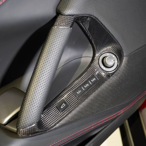 Ferrari 812 GTS, 2023 родстер gts спорт класса в Дубае от DEIZ красный цвет | AUTO.AE