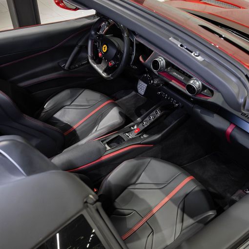 Ferrari 812 GTS, 2023 родстер gts спорт класса в Дубае от DEIZ красный цвет | AUTO.AE