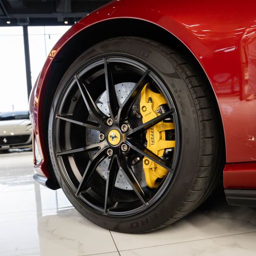 Ferrari 812 GTS, 2023 родстер gts спорт класса в Дубае от DEIZ красный цвет | AUTO.AE