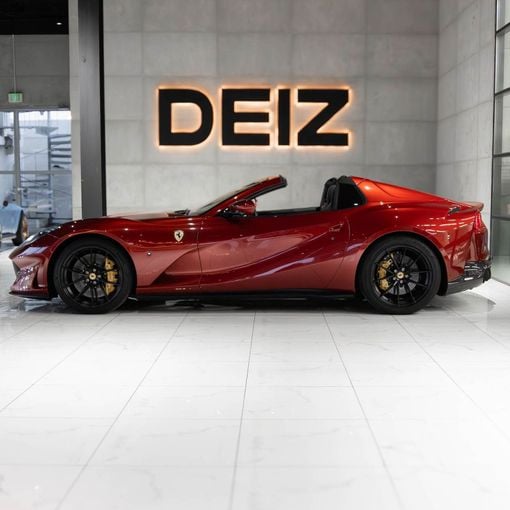 Ferrari 812 GTS, 2023 родстер gts спорт класса в Дубае от DEIZ красный цвет | AUTO.AE