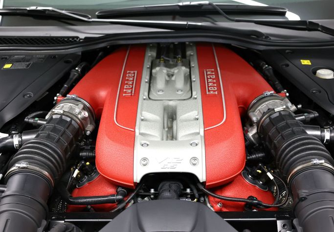 مستعملة Ferrari 812 GTS, 6.5 l, 2022 في في دبي من PUPIL OF FATE MOTORS، اللون فضي. مواصفات الخليج | AUTO.AE