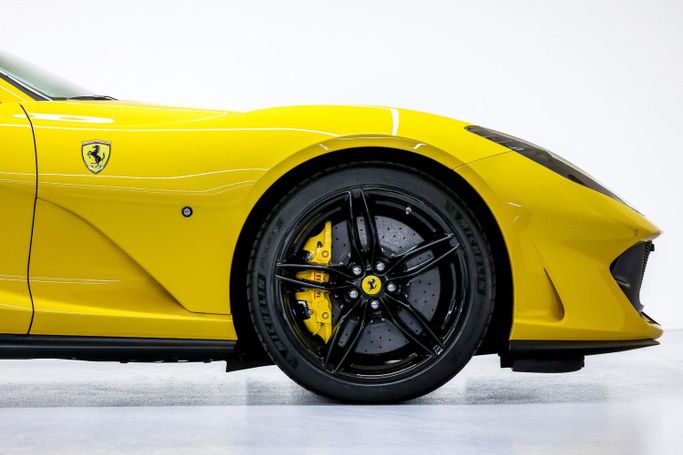 جديدة Ferrari 812 GTS, 6.5 l, 2022 في في دبي من PUPIL OF FATE MOTORS، اللون أصفر. المواصفات الأوروبية | AUTO.AE