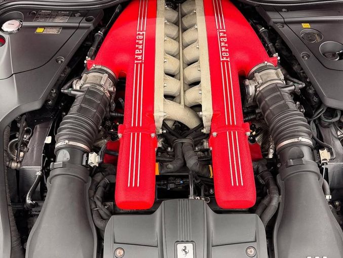 Подержанный Ferrari F12, 6.3 л, 2013 в Дубае от GCC Super Motors Красный цвет. GCC | AUTO.AE