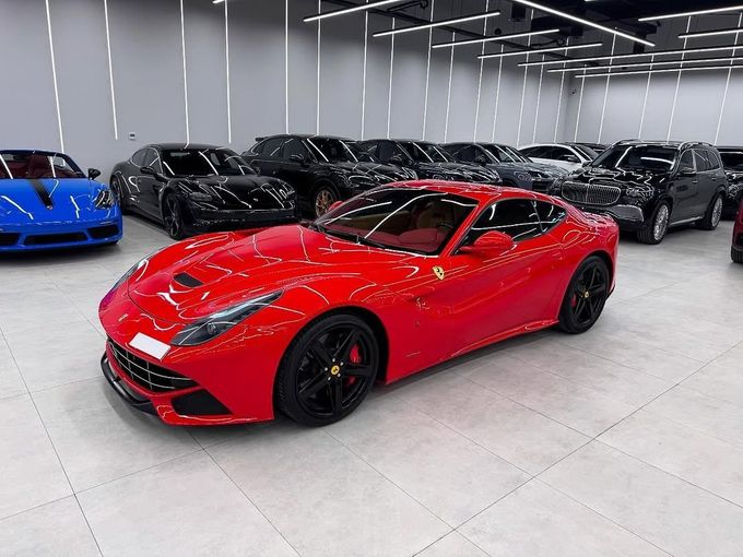 Подержанный Ferrari F12, 6.3 л, 2013 в Дубае от GCC Super Motors Красный цвет. GCC | AUTO.AE