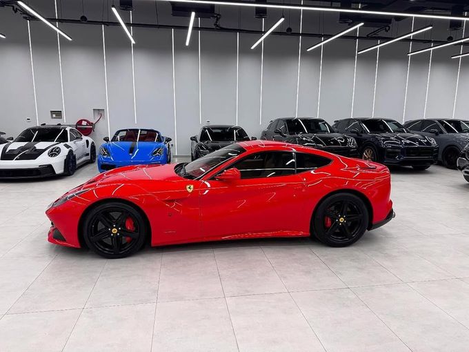 Подержанный Ferrari F12, 6.3 л, 2013 в Дубае от GCC Super Motors Красный цвет. GCC | AUTO.AE