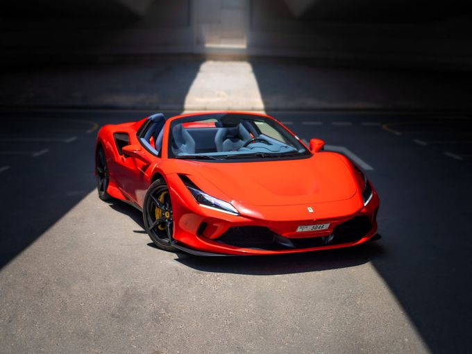Ferrari F8 Spider, 2023 родстер spider спорт класса в Дубае от Macan Luxury Motors красный цвет | AUTO.AE