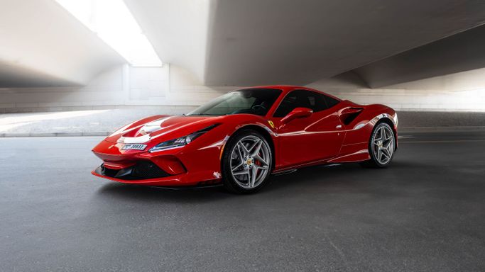Ferrari F8 Tributo, 2021 купе tributo спорт класса в Дубае от AVA car rental красный цвет | AUTO.AE