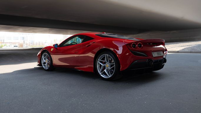 Ferrari F8 Tributo, 2021 купе tributo спорт класса в Дубае от AVA car rental красный цвет | AUTO.AE