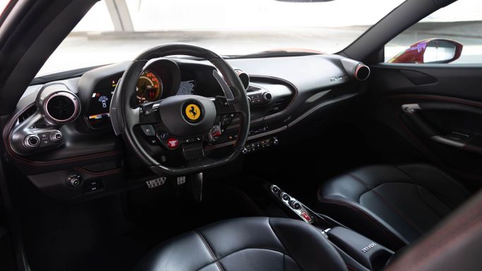 Ferrari F8 Tributo, 2021 купе tributo спорт класса в Дубае от AVA car rental красный цвет | AUTO.AE
