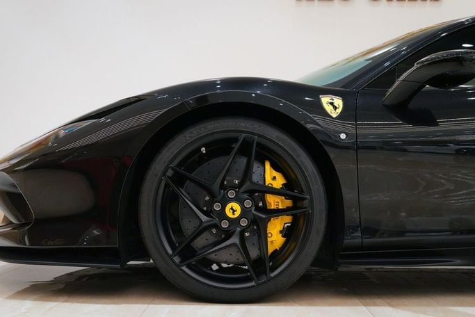 Подержанный Ferrari F8 Tributo, 3.9 л, 2020 в Дубае от ALO CARS USED CARS LLC Черный цвет. GCC | AUTO.AE