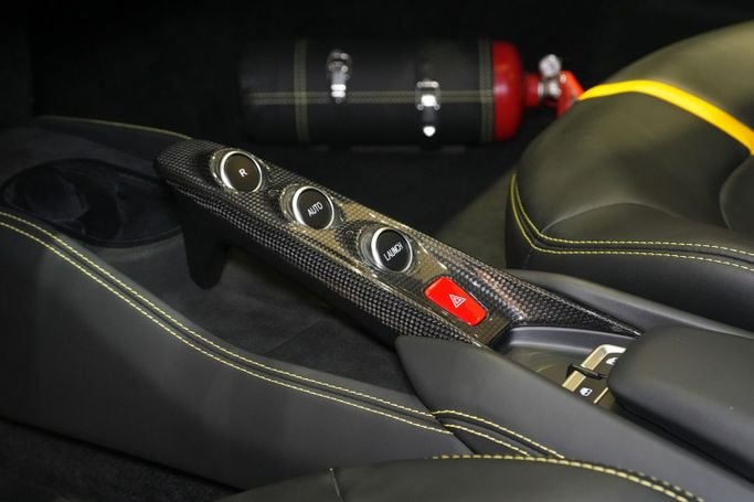 Подержанный Ferrari F8 Tributo, 3.9 л, 2020 в Дубае от ALO CARS USED CARS LLC Черный цвет. GCC | AUTO.AE