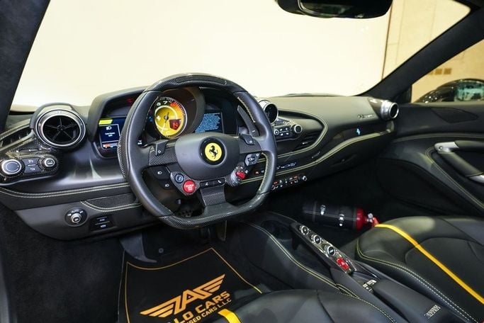 Подержанный Ferrari F8 Tributo, 3.9 л, 2020 в Дубае от ALO CARS USED CARS LLC Черный цвет. GCC | AUTO.AE