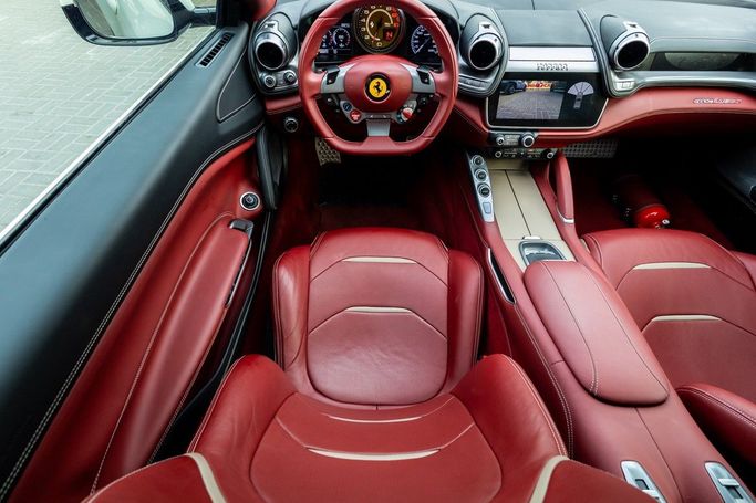 Подержанный Ferrari GTC4Lusso, 6.3 л, 2017 в Дубае от Linda Cars Белый цвет. GCC | AUTO.AE