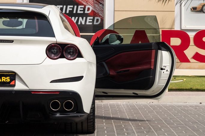 Подержанный Ferrari GTC4Lusso, 6.3 л, 2017 в Дубае от Linda Cars Белый цвет. GCC | AUTO.AE
