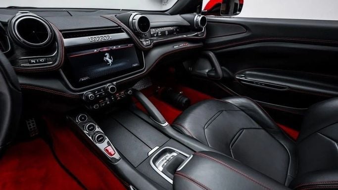 Подержанный Ferrari GTC4Lusso, 6.3 л, 2017 в Дубае от Al Ain Class Motors Красный цвет. GCC | AUTO.AE