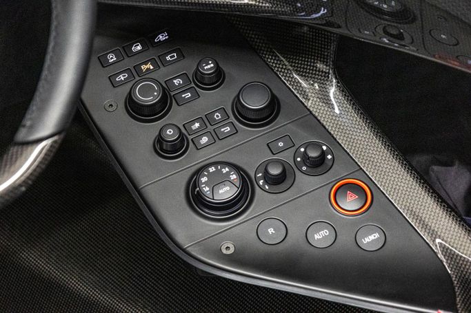 Новый Ferrari Monza SP SP1, 6.5 л, 2021 в Дубае от PUPIL OF FATE MOTORS Белый цвет. Европейская | AUTO.AE