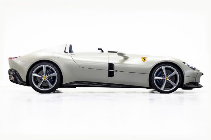 Новый Ferrari Monza SP SP1, 6.5 л, 2021 в Дубае от PUPIL OF FATE MOTORS Белый цвет. Европейская | AUTO.AE